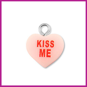 Resin hanger hart &quot;KISS ME&quot; licht roze-rood